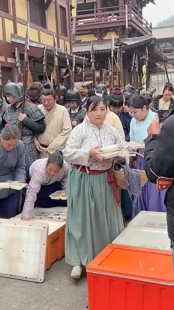 吃瓜群众领盒饭视频,揭秘网络热传视频背后的故事